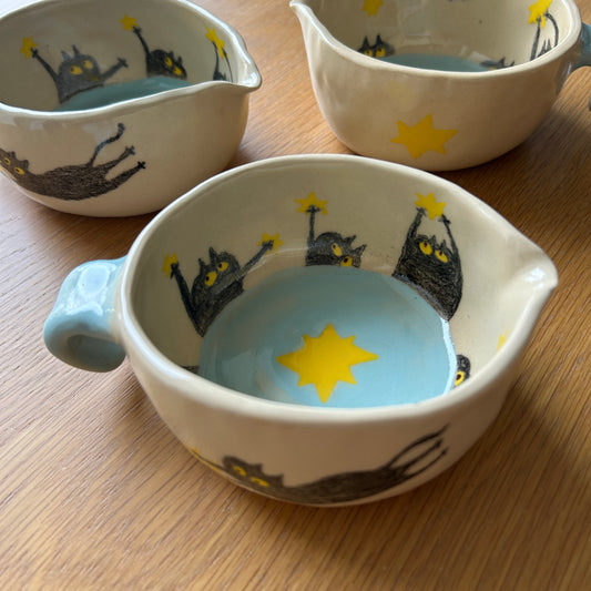 Tasse céramique modelée et peinte à la main – Tous ensemble