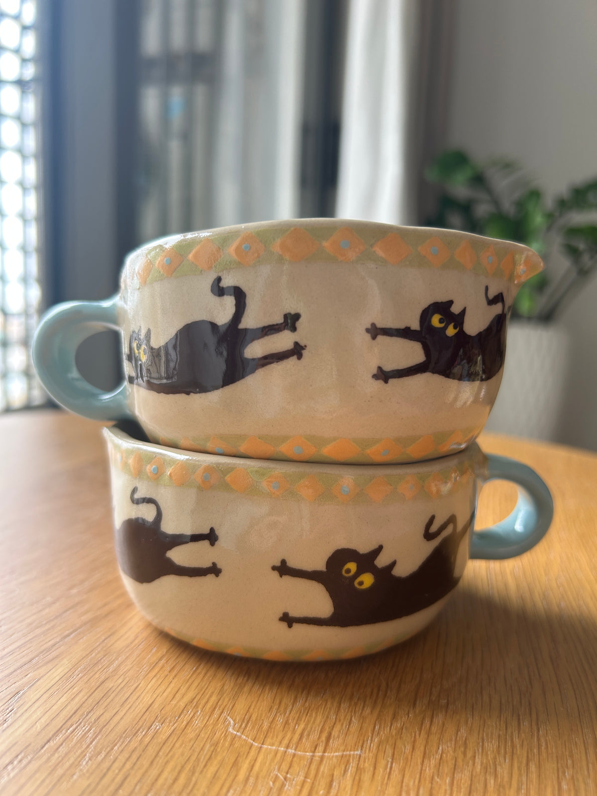 Tasse céramique modelée et peinte à la main – Les aventures de Félix