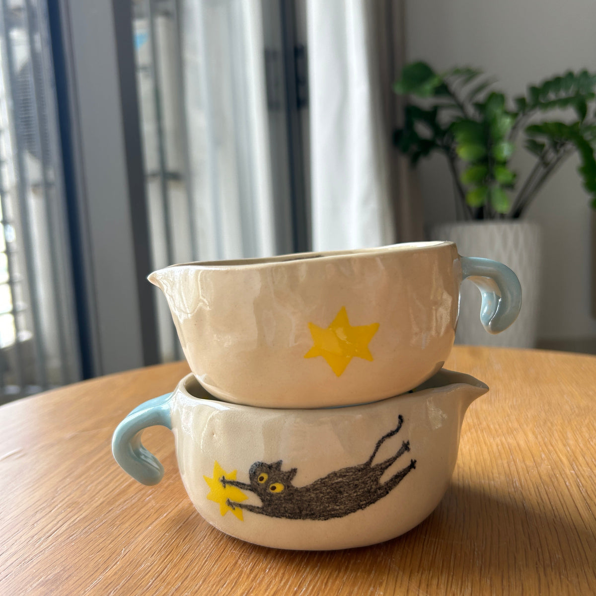 Tasse céramique modelée et peinte à la main – Tous ensemble