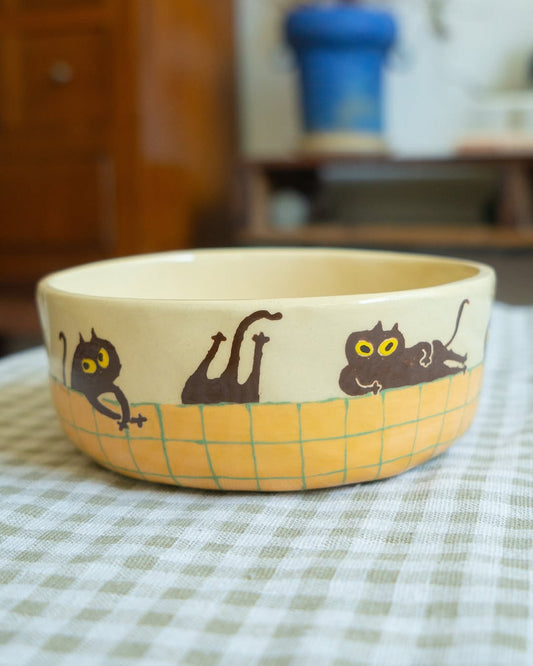 Tasse céramique modelée et peinte à la main – Félix fait le mur