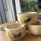 Tasse céramique modelée et peinte à la main – Fleurs