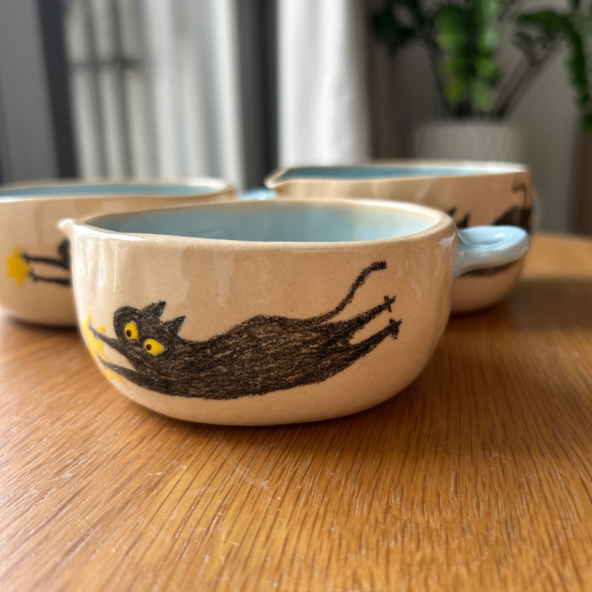 Tasse céramique modelée et peinte à la main – Unis la nuit