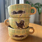 Tasse céramique modelée et peinte à la main – Drôle