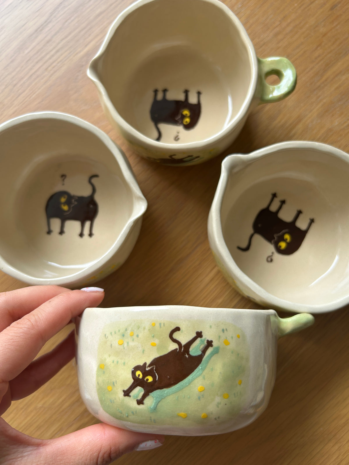 Tasse céramique modelée et peinte à la main – Fleurs